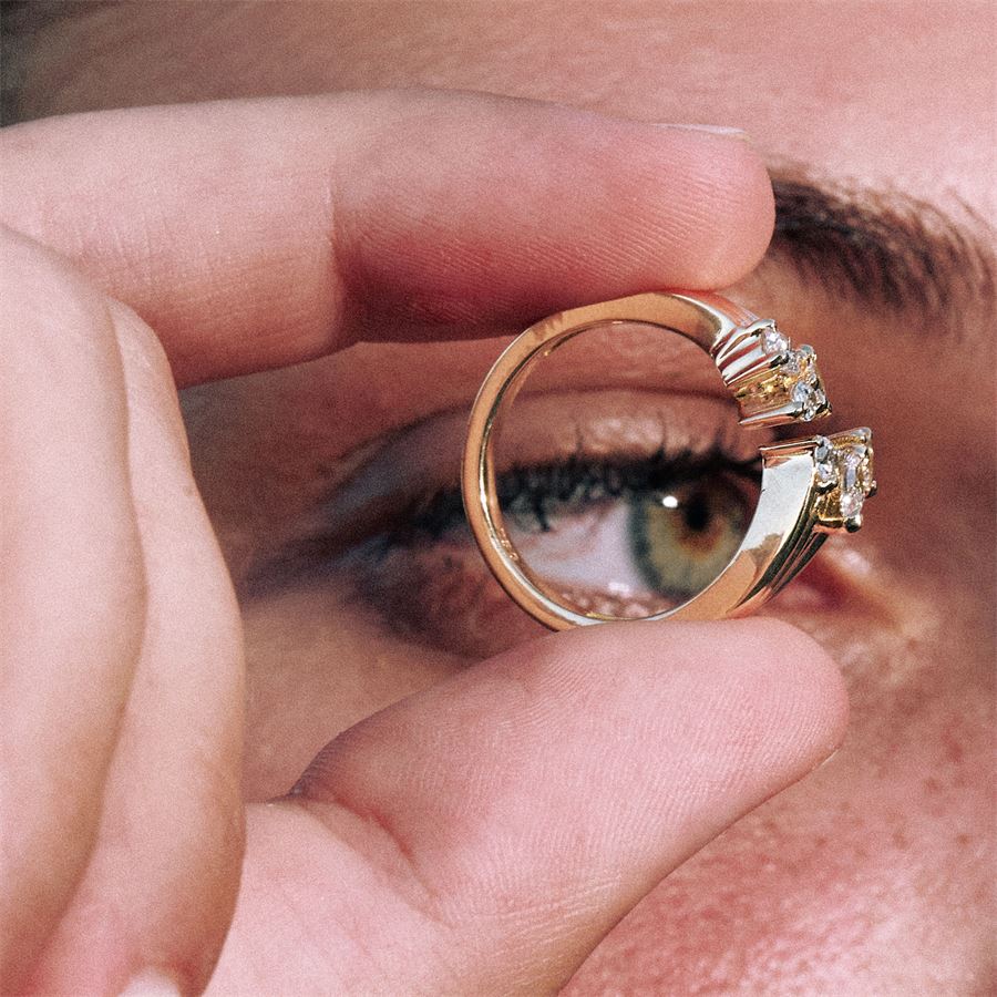 Anello contrariè 'Reverso' in oro giallo e diamanti REVERSO | AN CONTRAU18G CT 0,63